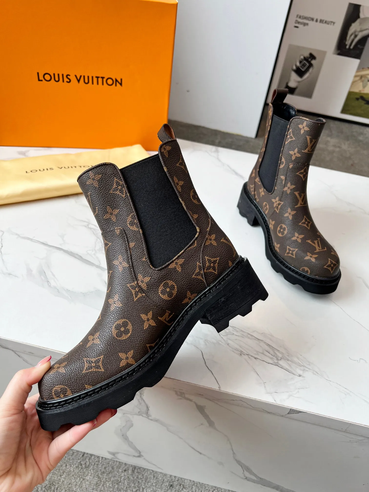 👟👟Ex-factory price 540👟👟 LOUS VUITON 🔥🔥🔥️ The latest short boots model from Louis Vuit 2025 official website, official website 💯 original version 1:1. LV Beaubourg uses calfskin to present a Chelsea-style upper, with a lightweight thick sole. Monogram canvas trim and contrast stitching outline the elastic side panels and seams respectively, cleverly interpreting the balance of strength and softness. It is a fashionable short boot that is comfortable and generous, versatile and very good-looking. Upper: Full-grain calfskin. Lining feet: sheepskin. Color: black/coffee, 35 to 40 yards, (414243 yards can be customized without return or exchange) Bosses are welcome to place orders